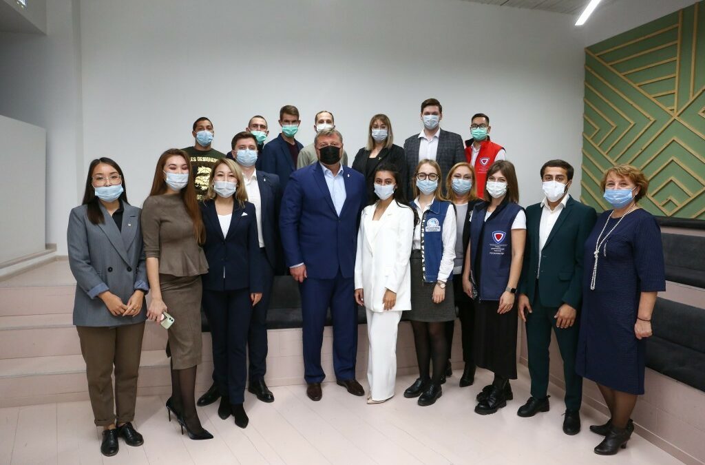 В Астрахани губернатор Игорь Бабушкин встретился волонтерами astrobl