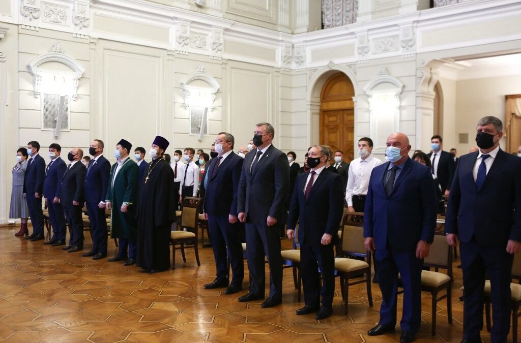 В канун Дня Конституции 13 астраханцев получили правительственные награды от губернатора региона astrobl