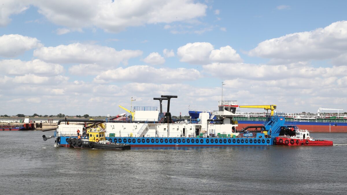 На астраханском судостроительном заводе «Лотос» спустили на воду земснаряд astrobl