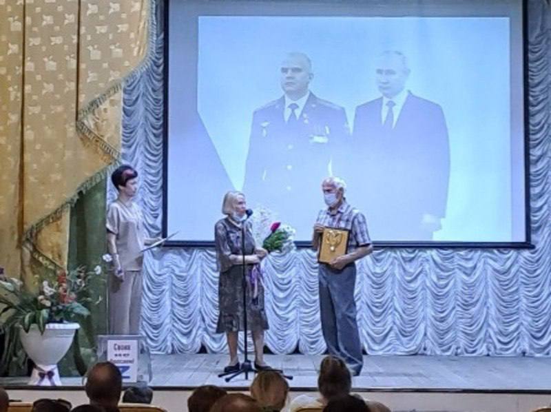 Родителей астраханского Героя России наградили знаком «Восхищение» astrobl