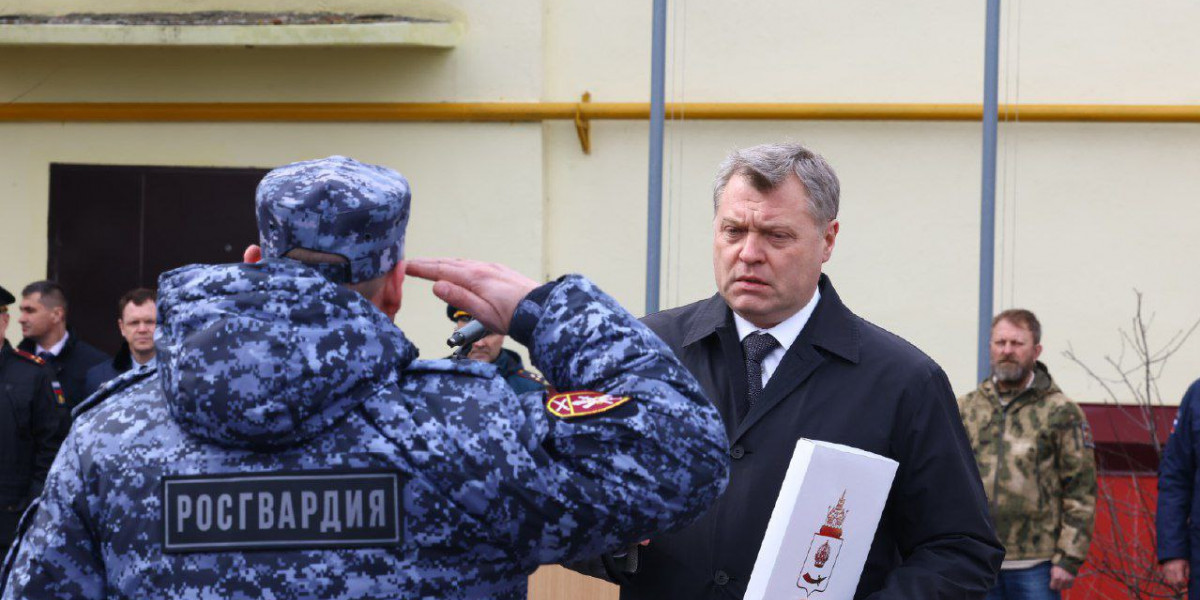 Губернатор Астраханской области Игорь Бабушкин вручил награды сотрудникам Росгвардии astrobl