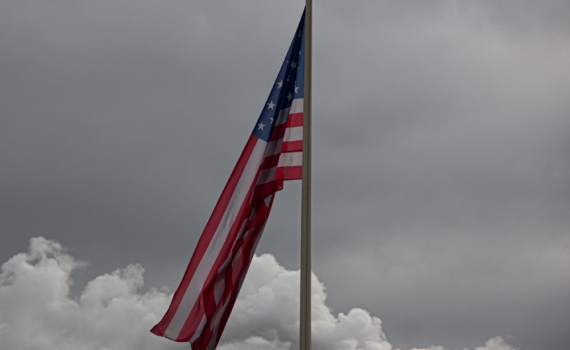 Поляризация общества в США вызывает кризис доверия к международной политике Белого дома