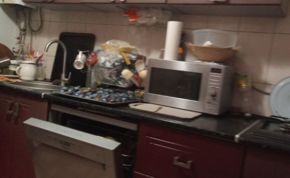 Микроволновка засияет чистотой: народные хитрости против жира — без химии и лишних трат