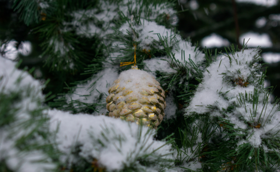 Творческая мастерская перед Новым годом: превращаем игрушки из СССР в праздничный декор