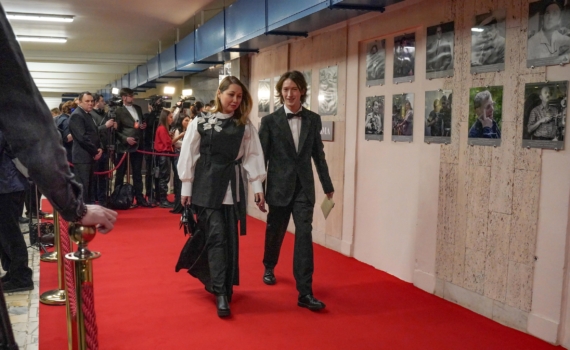 Монохром без скуки: как избежать предсказуемости в образе с юбкой и свитером – стилисты рекомендуют