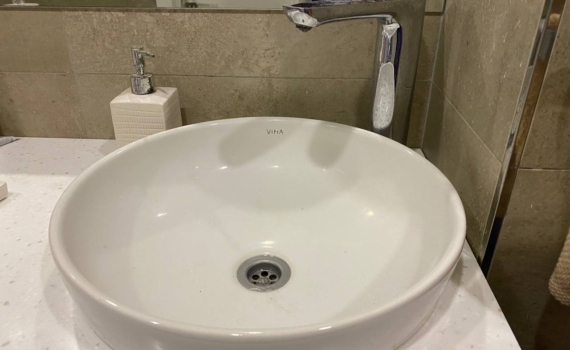 Что общего у зубной пасты и сияющих кранов? Забудьте про дорогую химию — вот два гениальных способа