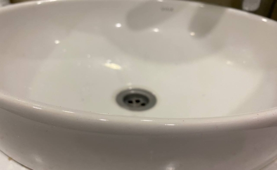 Снова как новая: как таблетки аспирина возвращают ванне идеальную белизну