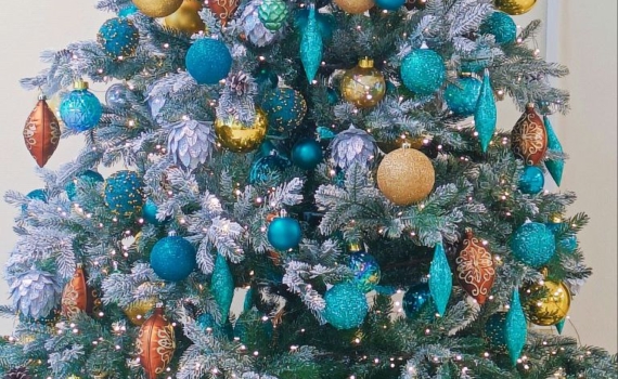 Забудьте про хаос блесток: как собрать элегантную елку в одном оттенке — и впечатлить гостей Забудьте про хаос блесток: как собрать элегантную елку в одном оттенке — и впечатлить гостей