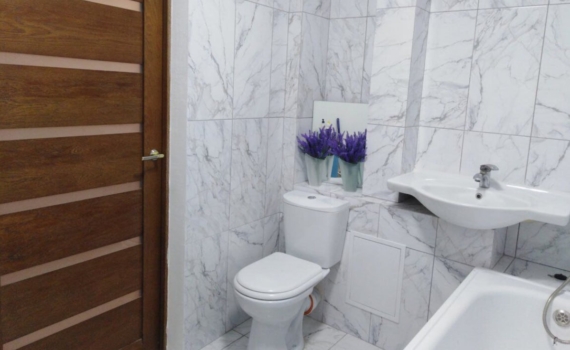 Идеальная белизна унитаза: как легко удалить ржавые следы с сантехники обычными домашними средствами Идеальная белизна унитаза: как легко удалить ржавые следы с сантехники обычными домашними средствами