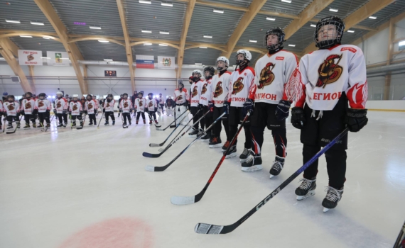 Томский губернатор открыл круглогодичный ледовый корт в Асине Томский губернатор открыл круглогодичный ледовый корт в Асине