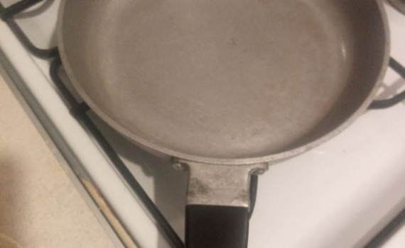 Чуть не выбросила подгоревшую сковороду, пока не узнала трюк с чаем — теперь она как новая Чуть не выбросила подгоревшую сковороду, пока не узнала трюк с чаем — теперь она как новая